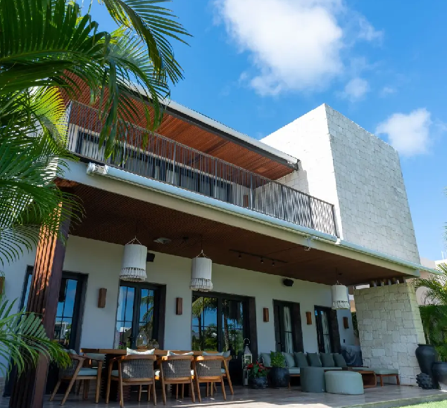 Fachada principal de Casa Flamingos Lagos del Sol Cancún